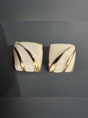 Vtg Signed Crown Trifari White Enamel Gold Tone Clip On Earrings Geometric Mod